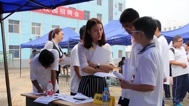 大学生|华为暂缓校招，近千名大学生茫然无措，他们毕业后该何去何从