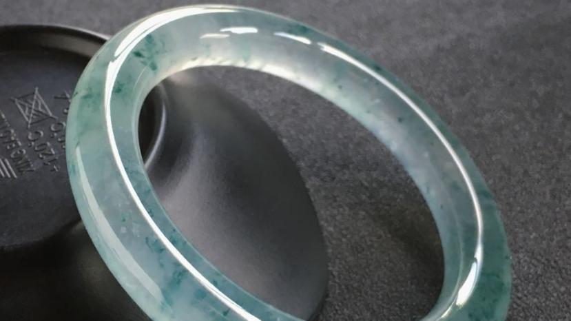 翡翠手镯|小小的一条圆环，却有如此昂贵的价格，翡翠手镯的珍贵之处