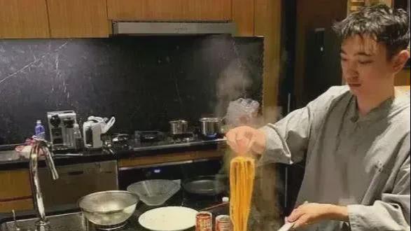 周立波|王思聪又任性了：在自家2亿豪宅里煮面，一包泡面580元，简直太豪横了！