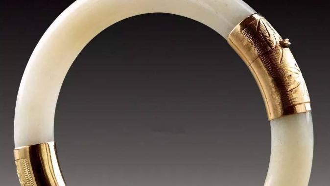 翡翠手镯|翡翠手镯不小心摔碎了，不要急着扔掉，修补师傅让它变得更美