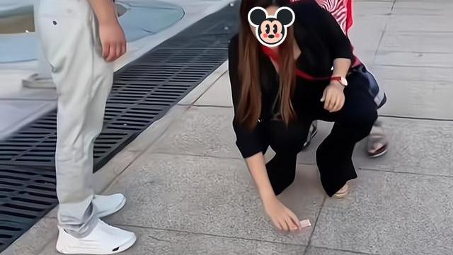 一男子和妻子散步，他趁妻子不注意，收下陌生女子给他的名片