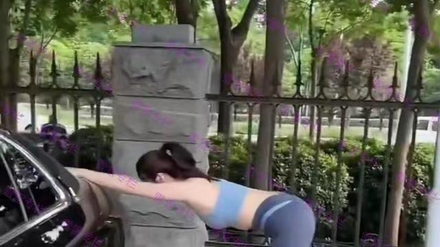 女子趴在车头锻炼身体，车主不忍打扰，女子：躲远点，名花有主了