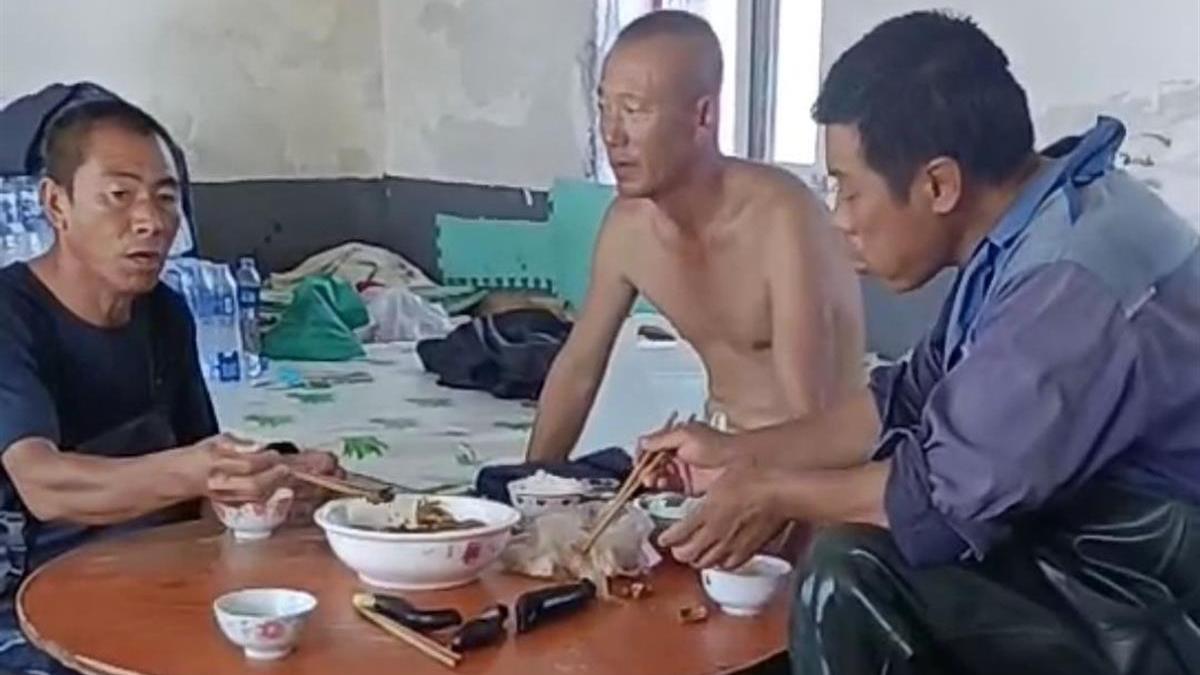 洪水进屋即将上炕，三男子淡定干饭，当事人：水流平缓不害怕