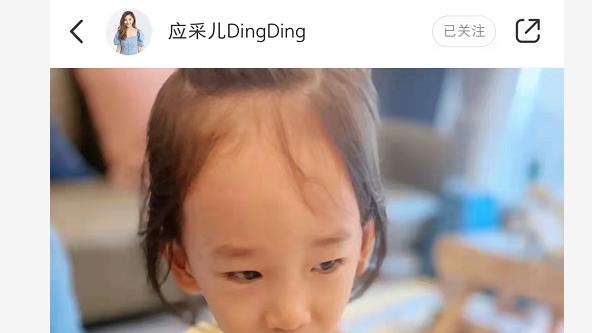 应采儿|应采儿晒出小儿子近照：hoho长相秀气像女生，单眼皮似爸爸陈小春