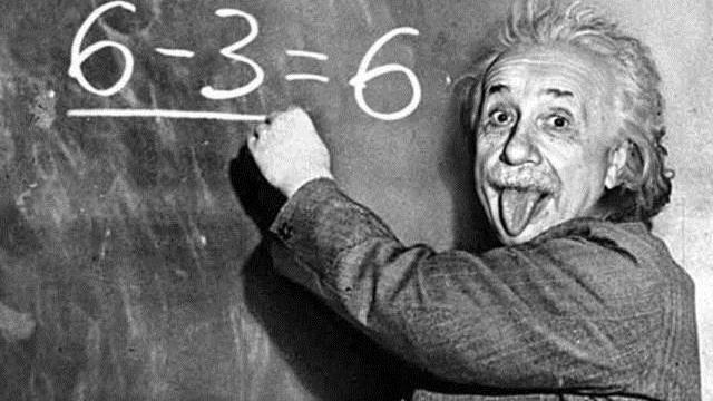 为何爱因斯坦多数是半身照？当看到他全身照时，你或许就懂了