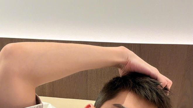 迪丽热巴|扯女演员内衣惹热议 张翰「手抓她胸口坐大腿」再挨轰：根本性骚