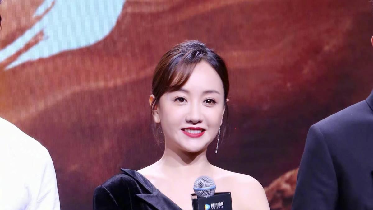 杨蓉|杨蓉身材小但气场强，一身黑色斜肩礼服干练时尚，红唇尽显霸气