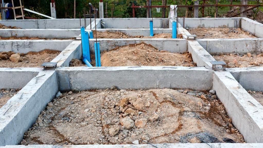 混凝土|建房的地基怎么处理？基础下面一定要打垫层吗？垫层有何要求？
