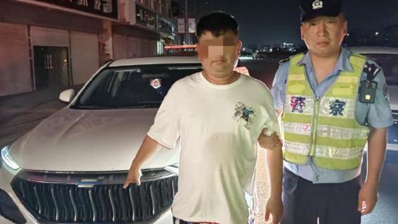 盐城一男子醉驾被查，倒车逃跑直接撞上警车……