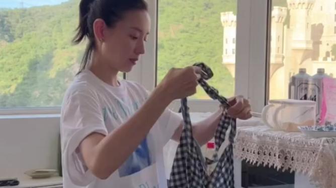 42岁董洁经济拮据？房间窗户破损就快脱落，地板裂缝围裙也破洞