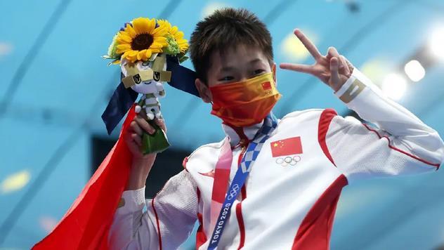 全红婵|全红婵爸爸晒动态！拍红姐妈妈干活满头大汗，网友：别让老婆累着