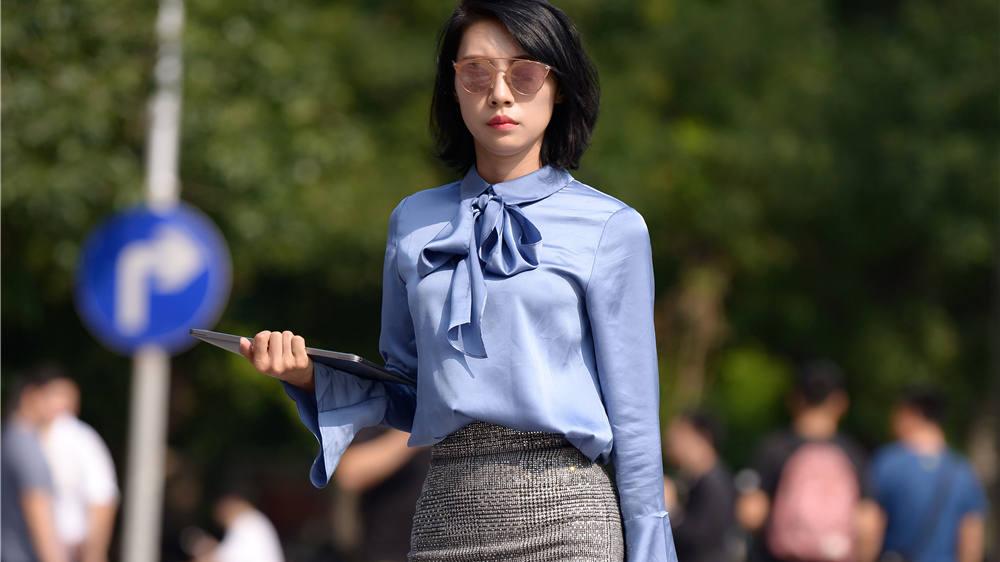 穿衣搭配|灰色高腰筒裙搭配蓝色真丝衬衣，拼接的尖头细跟鞋，有着职场风格