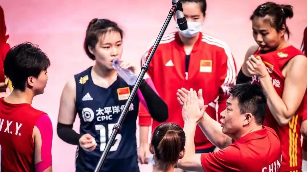 蔡斌|CCTV5直播：中国女排VS意大利女排8强比赛，蔡斌亮相升级版阵容