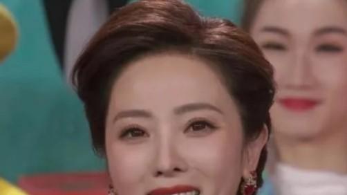 李思思|央视名主持李思思罕露面，黑丝短裙大长腿吸睛，举手投足风情万种