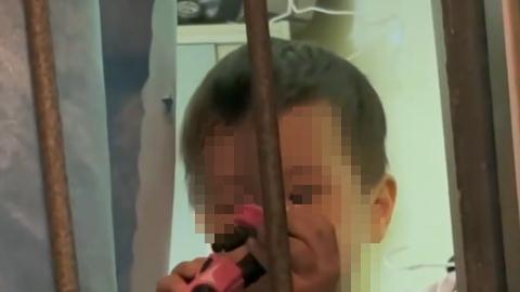 男子连续俩月陪邻居小孩隔窗聊天！男孩的灵魂发问让人破防