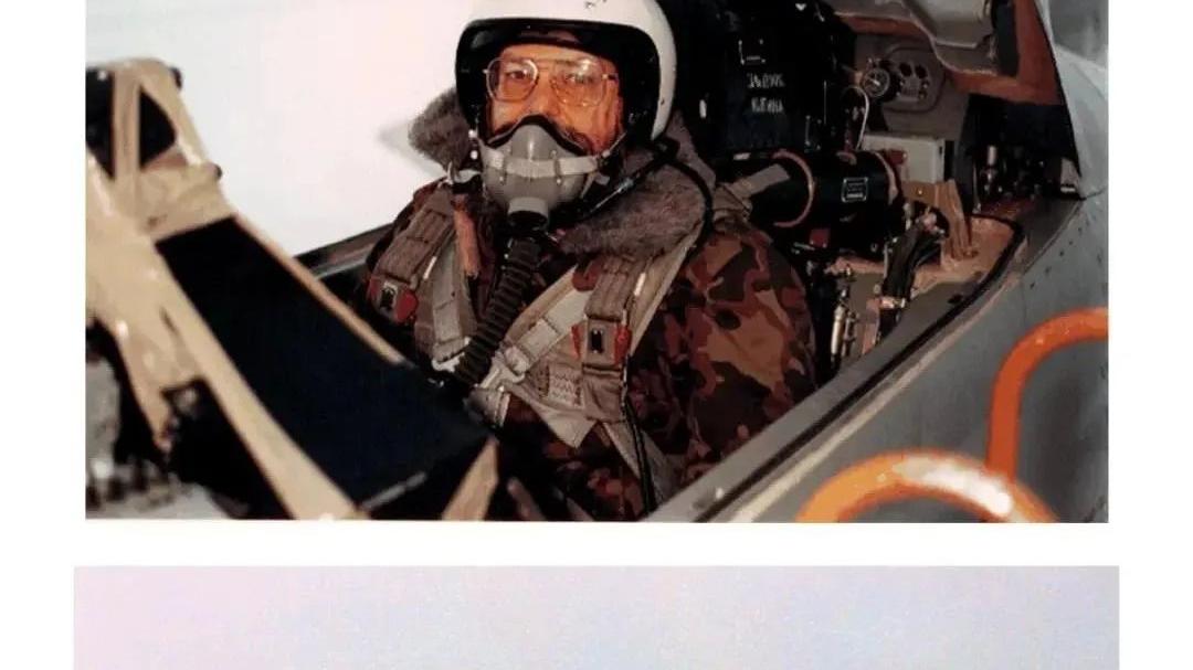 操作系统|他是世界上最杰出的程序员，一个月写了个操作系统，退休后去做飞行员！