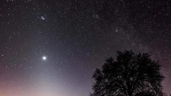 为什么夜空是黑暗的，而不是像恒星一样明亮发光，答案并非像想象那么明显