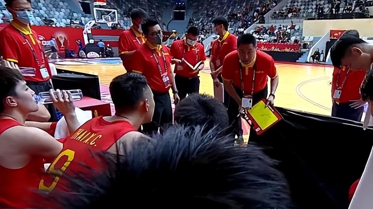 中国男篮|74-65！中国男篮打得真难看，杜锋用人引发争议，好在刘铮不上