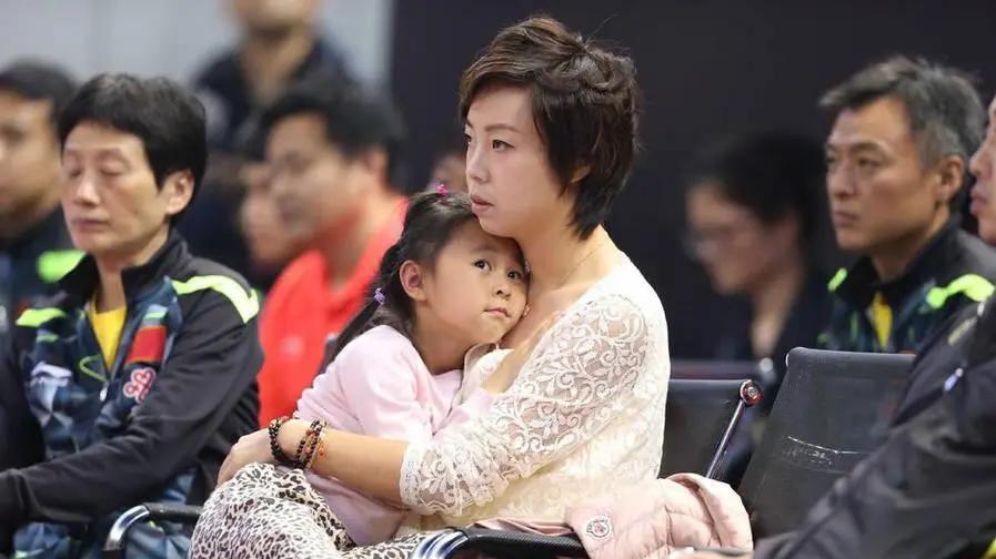 张怡宁|带孩子参加活动的张怡宁，一位低调朴素的阔太，堪比郭晶晶伏明霞