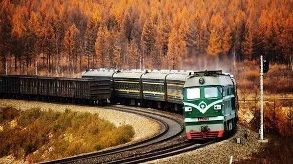 古镇|中国“最黄”的火车道：一路向北开往童话之地，遇见最美秋天