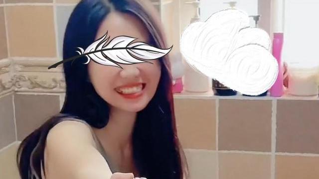 卫生间|深夜里，女子躲在卫生间里啃排骨，网友：这排骨够味