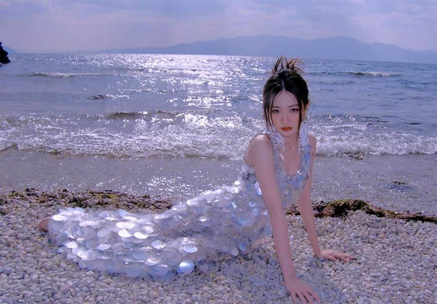 人鱼公主|徐璐在云南抚仙湖扮人鱼公主，鱼鳞片太逼真，一个细节让人心疼！