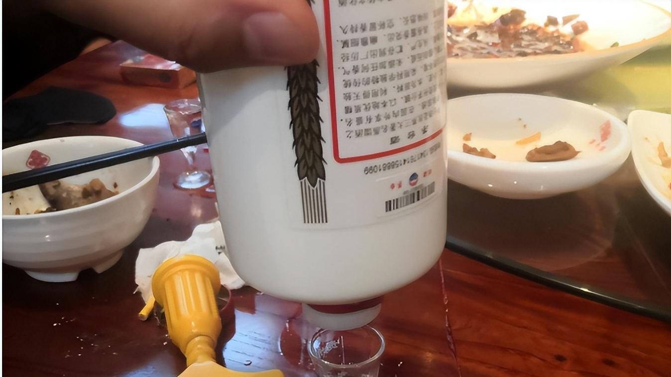 茅台|喝茅台时，瓶口的水晶小珠子有啥用？撬开还能多喝一两酒是真的吗
