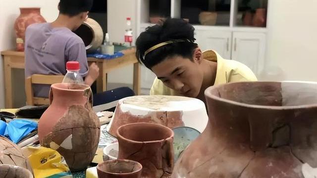 大学生|殡葬行业成香饽饽，夜班一晚1600还日结？内行人：听听就得了