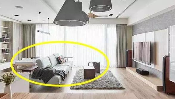 越来越多人喜欢在沙发背后放个架子，现在流行这样装，省钱又实用