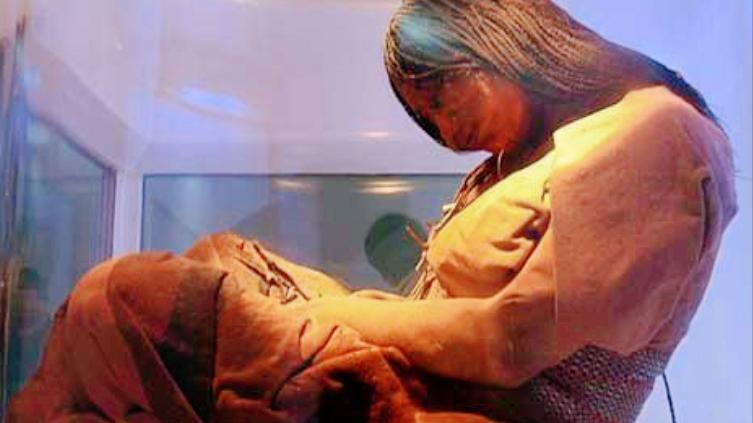 一支地质勘探队，在6700米的安第斯山脉上，发现了一个蜷 缩着身体的少女