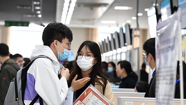 00后|00后表面上“整顿职场”，背后却“主动加班”，这难道是种捧杀？