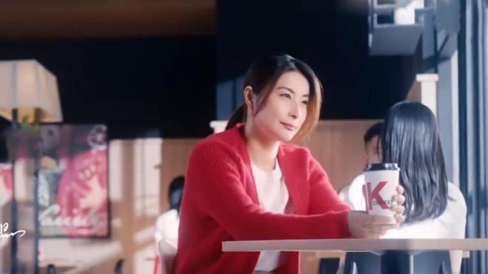 郭晶晶 郭晶晶成KFC全新代言人，穿红色开衫扎马尾拍广告，备受大家好评
