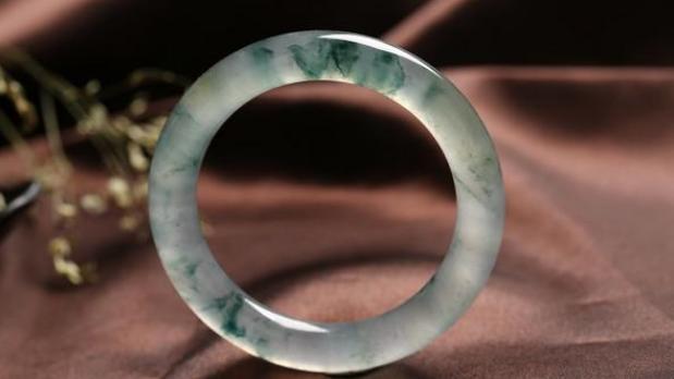 翡翠|翡翠知识博大精深，如何分辨好坏？关键还要看这几方面