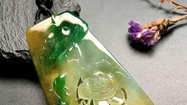 翡翠|2.6万买的翡翠原石，一刀切出冰种黄加绿手镯