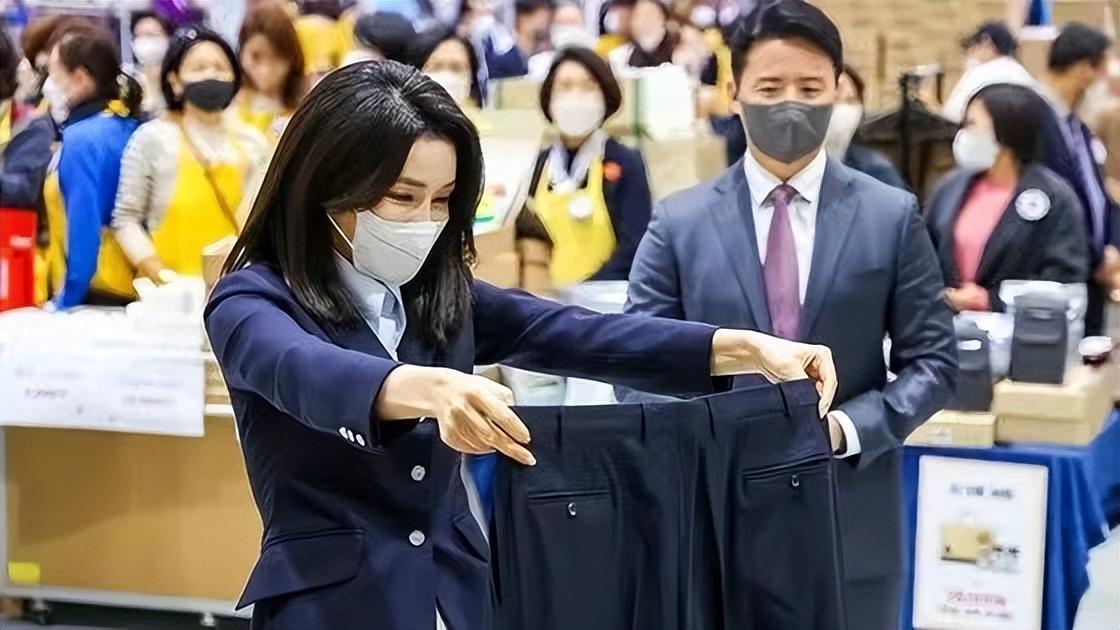 西装 韩国第一夫人真有爱心！穿收腰西装美成焦点，不生孩子就是显年轻