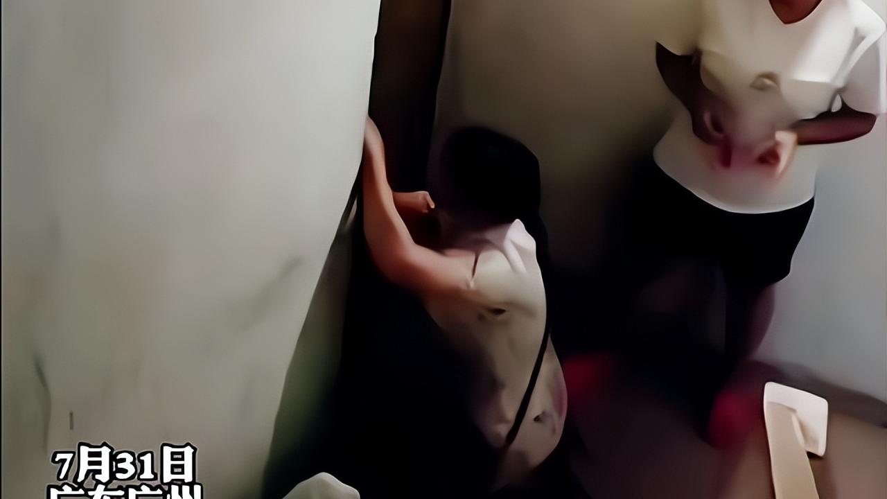 女子半夜跪在门外哭求开门，丈夫不为所动，邻居：跪了一小时了
