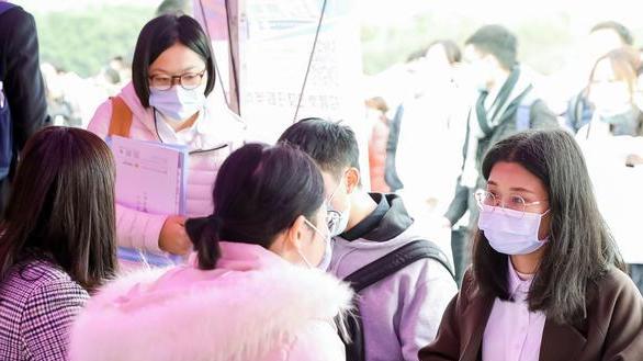 退休|一天400块，月薪1.2万，但只招50岁以上的老人，此种工作能去吗？