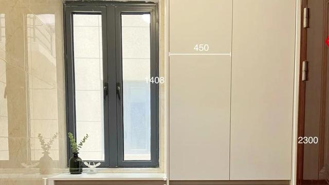 她家虽然不大，但称得上装修典范，不仅拥有大量收纳，还极简好看