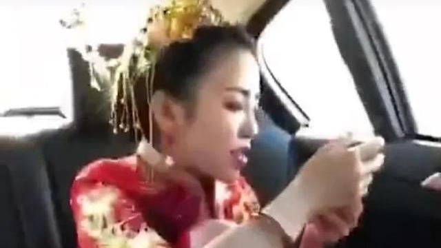 新娘盘腿坐接亲汽车后座，腿上文身惹眼，网友：新郎嫁给了社会人