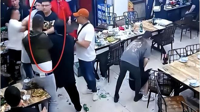 央视明确地给出表态：唐山烧烤店事件背后！到底是谁在庇护他们？