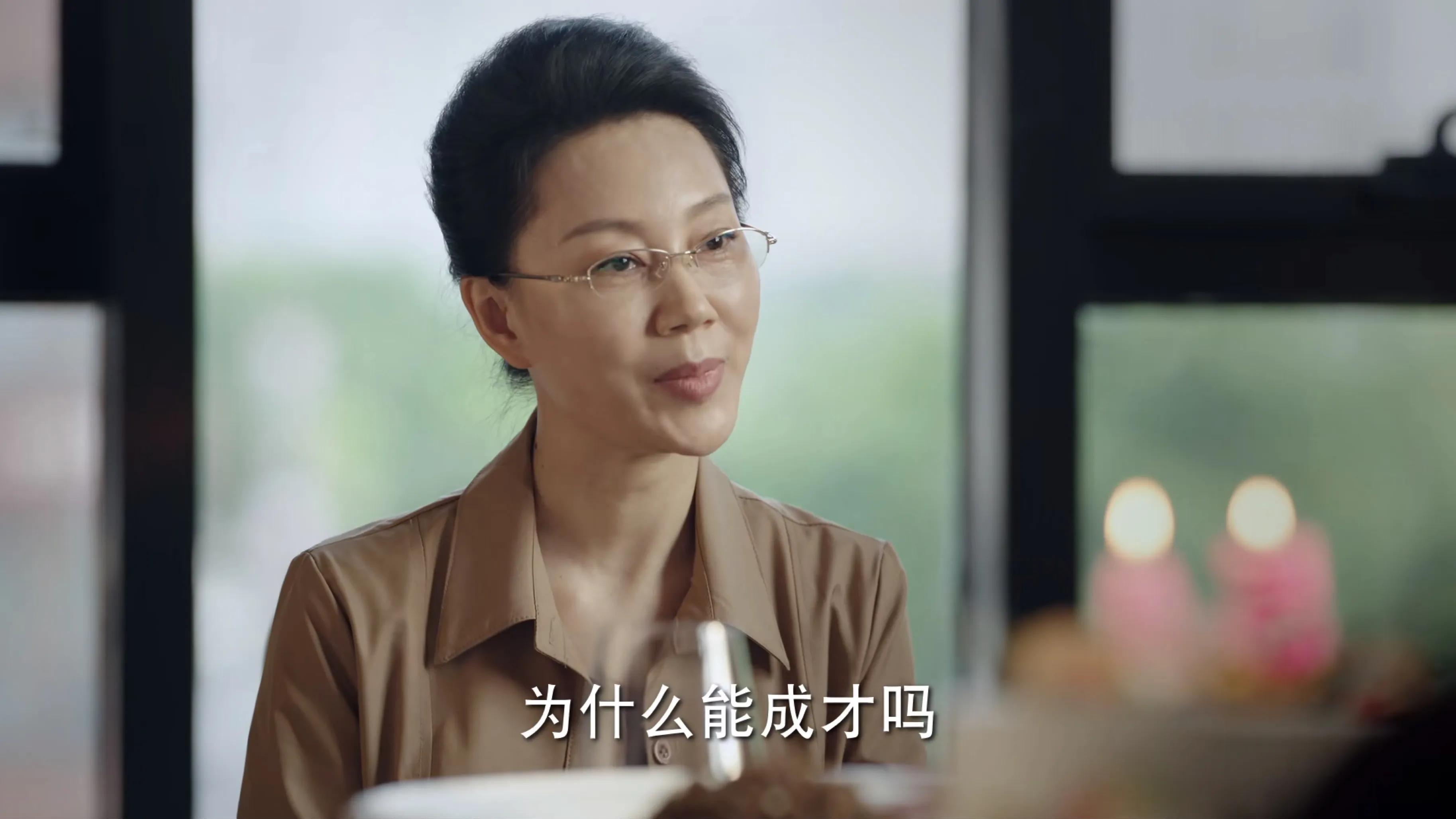 《底线》：妈宝男弑母藏冰箱，疯玩数月自首，坦言母亲活该