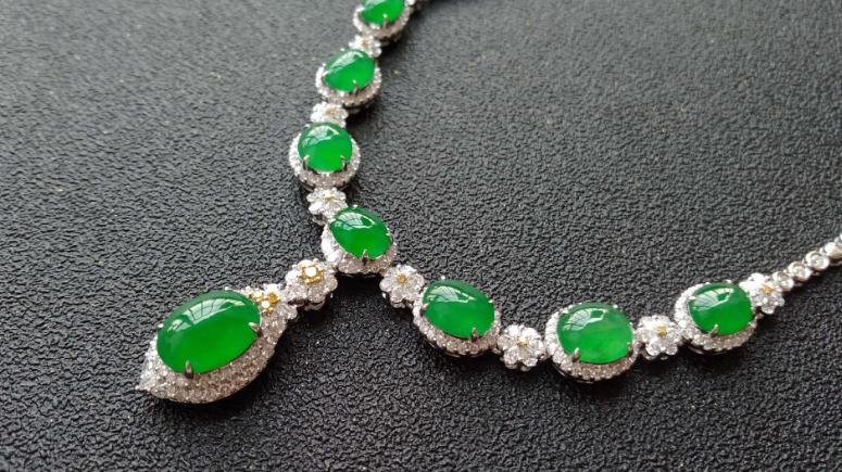 翡翠|翡翠是非常贵重的玉石，佩戴也需要很多讲究，要好好的保养它