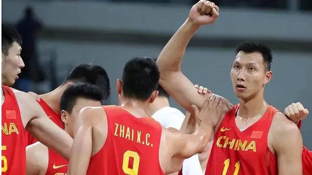 杜锋|杜锋出手，中国男篮首位出局者现身，上海队顶薪内线被弃用？