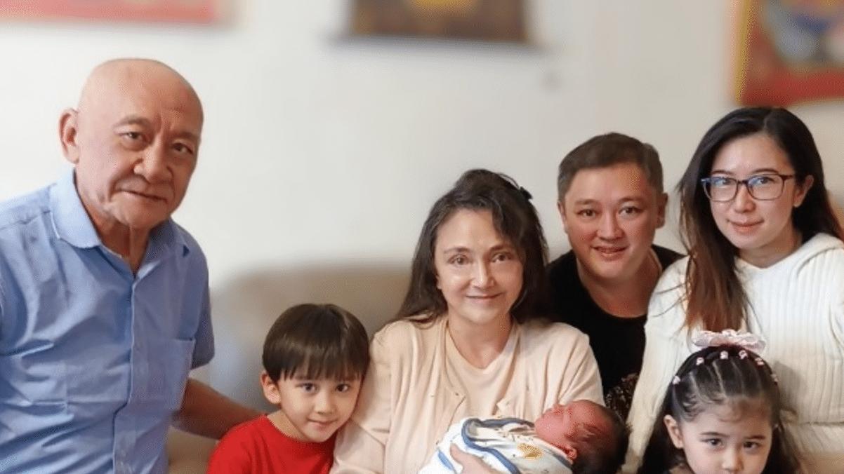 李家鼎|李家鼎第3度做爷爷，与前妻探望孙女画面温馨，全家合照独缺次子