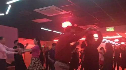 大众舞厅里的赚钱交易。