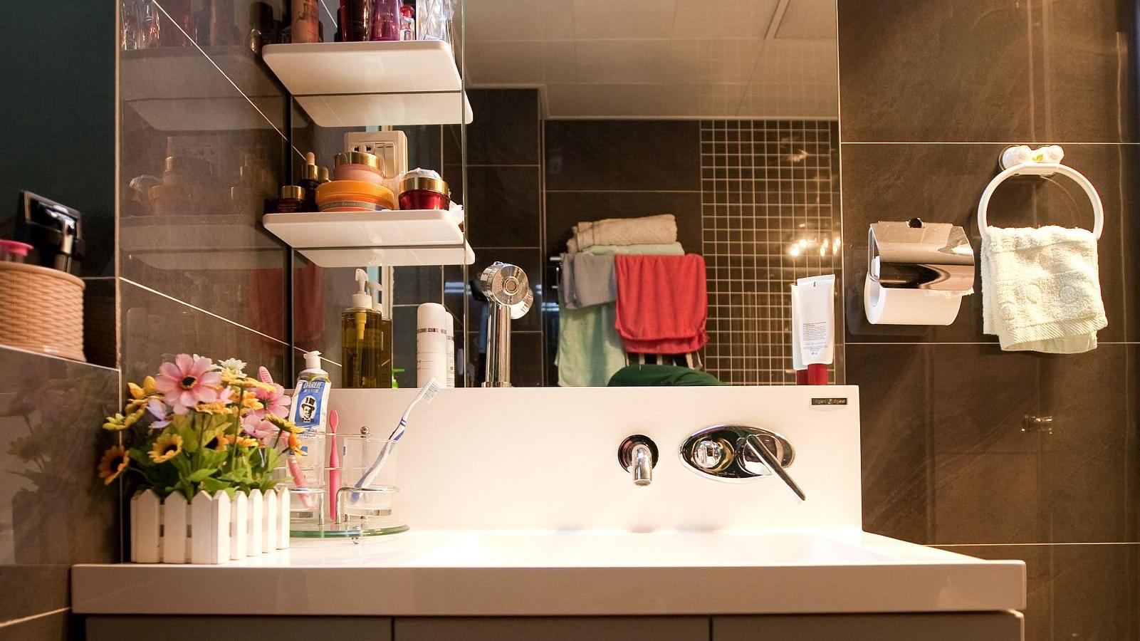 去朋友新家，我一看客厅没阳台，采光差，皱了下眉他就不高兴了！