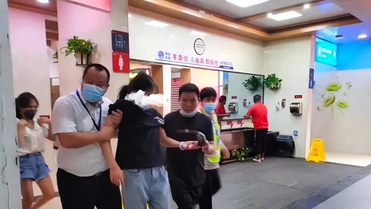 男子冲进女厕救人，被质疑居心不良：你心里健康，人才能健康