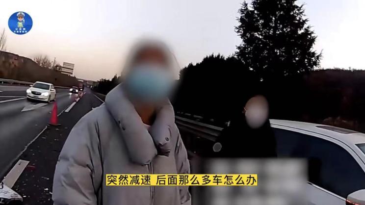 豪车女司机高速错过出口急刹致三车相撞