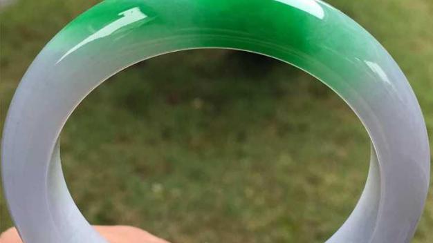 翡翠手镯|翡翠手镯都用红绳绑着，这个红绳有几个作用，而且始终不变