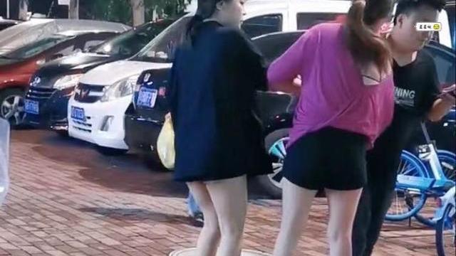 前女友躲债，被男子在街上找到，冲上前抓住她的手：不还钱休想走